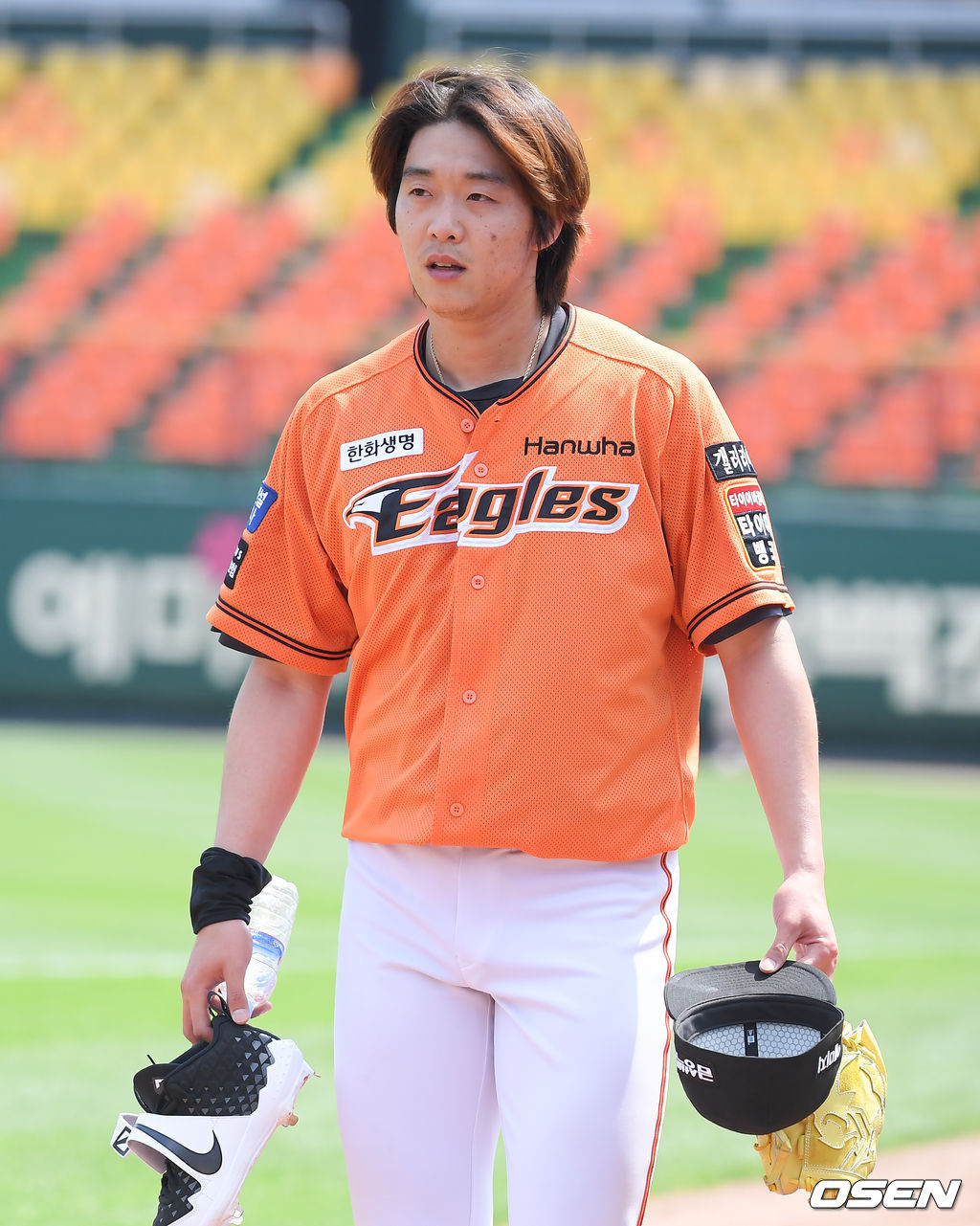 경기에 앞서 한화 정인욱이 외야에서 스트레칭 후 그라운드를 빠져나가고 있다. / soul1014@osen.co.kr