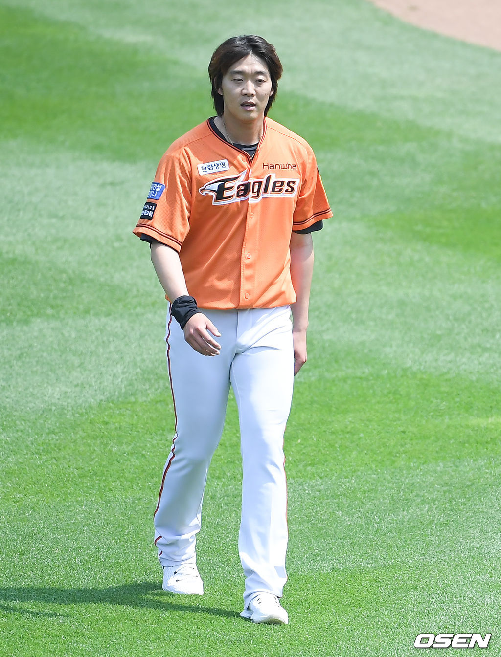 경기에 앞서 한화 정인욱이 외야에서 몸을 풀고 있다. / soul1014@osen.co.kr
