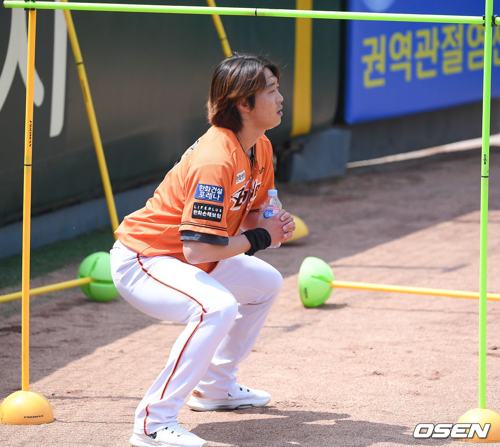 경기에 앞서 한화 정인욱이 밸런스 훈련을 하고 있다. / soul1014@osen.co.kr