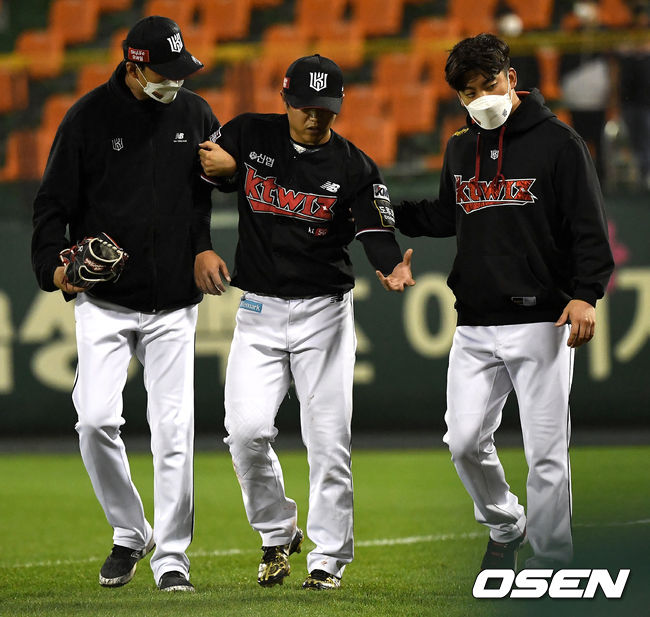 4회말 무사 1, 2루 상황 한화 힐리의 파울타구를 잡으려다 펜스에 충돌한 KT 우익수 조용호가 부상으로 스태프의 부축을 받으며 교체되고 있다 . / dreamer@osen.co.kr