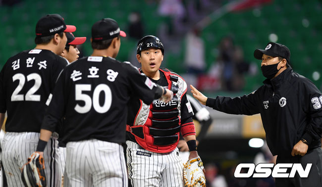 경기 종료 후 LG 선수들이 끝내기 상황에 대해 심판진에 항의하고 있다. /sunday@osen.co.kr
