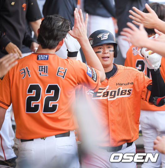 4회말 1사 한화 노시환이 솔로홈런을 동료들의 축하를 받고 있다.  / soul1014@osen.co.kr