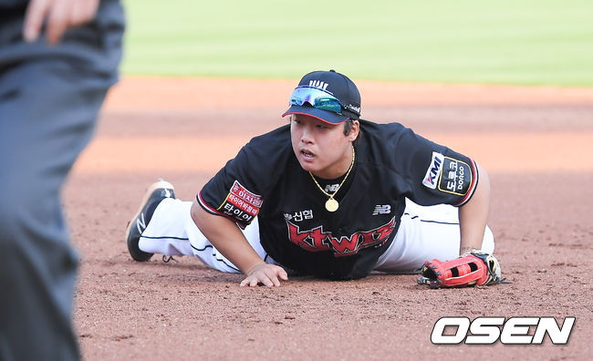 3회말 2사 2루 한화 정은원의 내야땅볼때 KT 강백호 1루수가 송구실책한뒤 아쉬워하고 있다.  / soul1014@osen.co.kr
