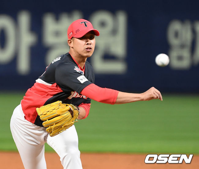14일 오후 경상남도 창원NC파크에서 ’2021 신한은행 SOL KBO 리그' NC 다이노스와 KIA 타이거즈의 경기가 열렸다.1회말 무사에서 KIA 선발투수 임기영이 역투하고 있다. /sunday@osen.co.kr