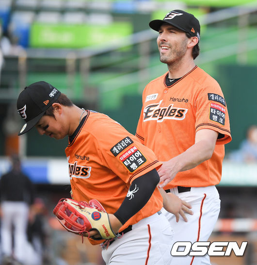 5회초 이닝종료 후 송구실책을 범했던 노시환이 카펜터에게 미안함을 표시하고 있다 .  / soul1014@osen.co.kr