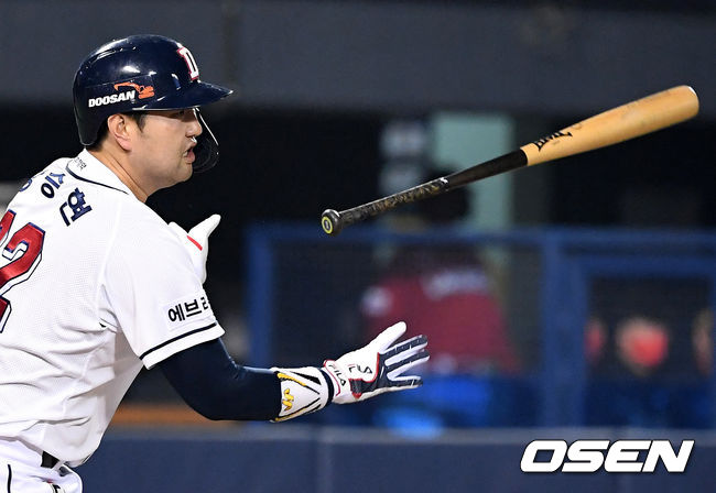 4회말 무사 만루에서 두산 장승현이 2타점 우전 적시타를 날리고 있다. /jpnews@osen.co.kr