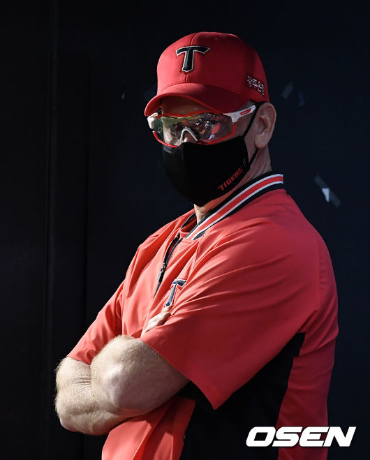 6회초 KIA 윌리엄스 감독이 경기를 지켜보고 있다. /jpnews@osen.co.kr