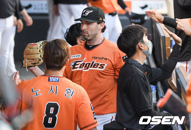 7회초 무실점으로 KT 공격을 막은 한화 선발투수 카펜터가 동료들의 축하를 받으며 더그아웃으로 들어가고 있다 / soul1014@osen.co.kr