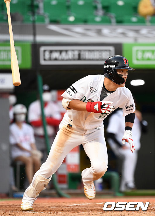 7회말 1사 주자없는 상황 SSG 최지훈이 안타를 날리고 있다. / dreamer@osen.co.kr