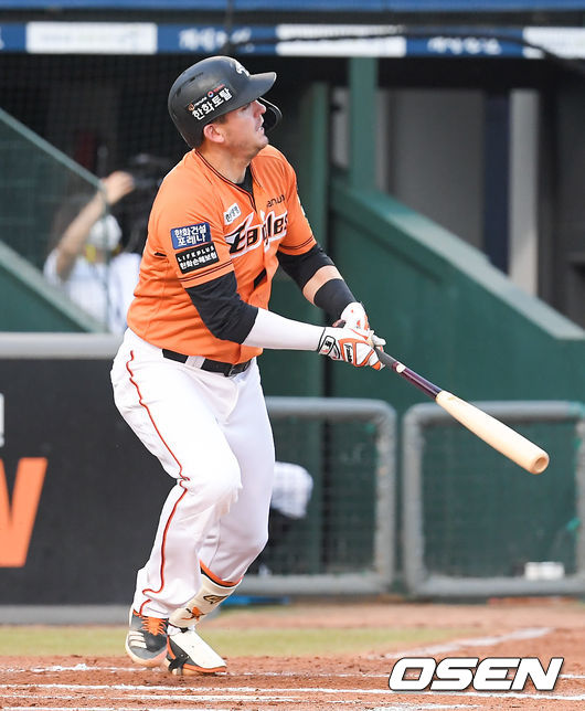 22일 대전 한화생명이글스파크에서 ‘2021 신한은행 SOL KBO리그’ 한화 이글스와 KT 위즈의 경기가 진행됐다.6회말 2사 한화 힐리가 안타를 날리고 있다.  / soul1014@osen.co.kr