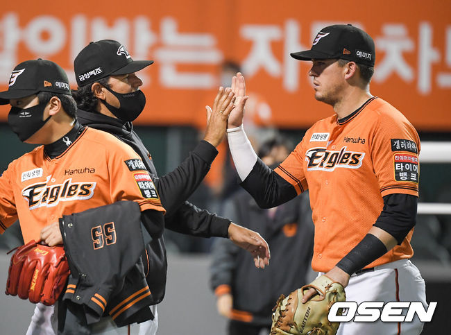 경기종료 후 한화 수베로 감독이 힐리와 하이파이브를 하고 있다.  / soul1014@osen.co.kr