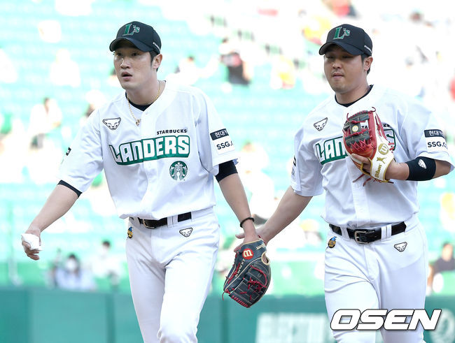 3회초 LG 공격을 삼자범퇴로 막아낸 SSG 선발 박종훈이 더그아웃으로 향하며 3루수 최정과 인사를 나누고 있다. / dreamer@osen.co.kr