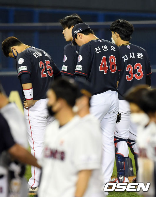 두산 베어스가 끝내기로 3연패를 탈출했다.두산은 22일 서울 잠실구장에서 열린 '2021 신한은행 SOL KBO리그’ 정규시즌 롯데 자이언츠와의 경기에서 연장 10회 접전 끝에 4-3으로 끝내기 승리를 거뒀다.경기 종료 후 롯데 진명호가 팬들에게 고개를 숙이며 인사를 하고 있다. /cej@osen.co.kr