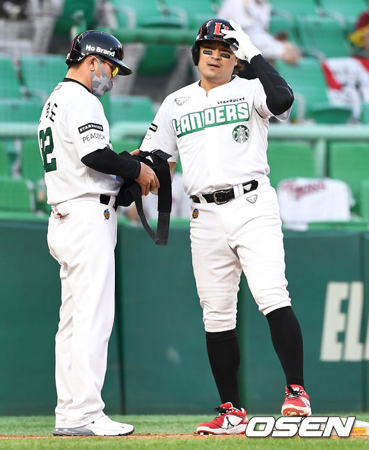 7회말 2사 3루 상황 SSG 추신수가 우중간 3루타를 날리고 3루에 안착해 장비를 벗고 있다. / dreamer@osen.co.kr