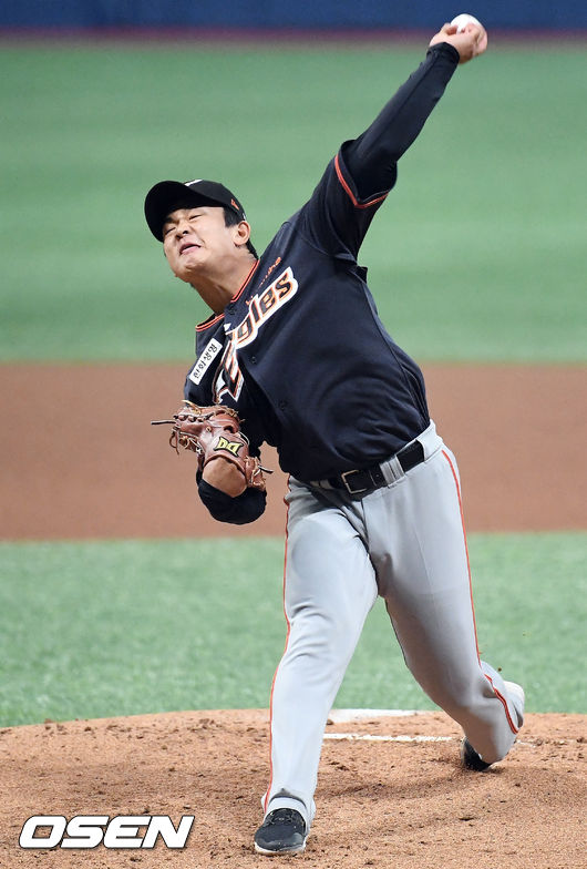 한화 선발 이승관이 마운드 위에서 힘차게 공을 뿌리고 있다./rumi@osen.co.kr