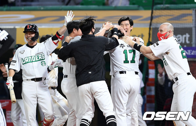 경기 종료 후 끝내기 득점을 올린 SSG 추신수가 동료들의 축하를 받고 있다. /sunday@osen.co.kr