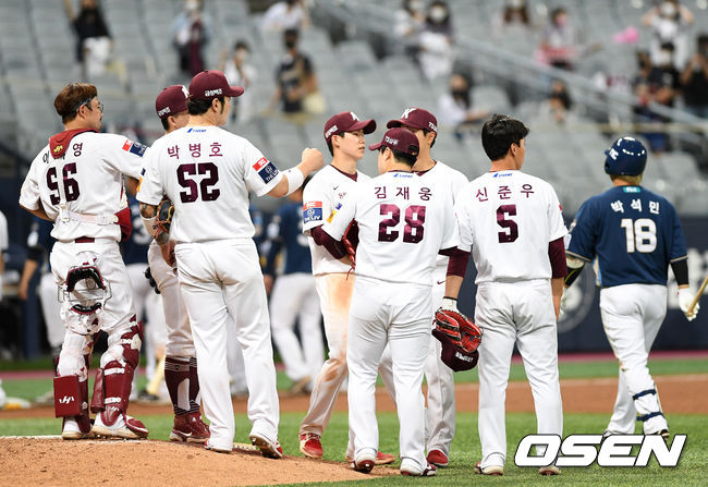 키움은 22일 서울 고척 스카이돔에서 열린 NC와의 경기에서 13-6로 크게 승리했다. 최근 6연승. 선발 요키시가 7이닝 1실점으로 막아내 시즌 5승째를 기록했다. 타선이 19안타를 터뜨리며 대승을 거뒀다. 경기 종료 후 키움 선수들이 승리의 기쁨을 나누고 있다. /sunday@osen.co.kr