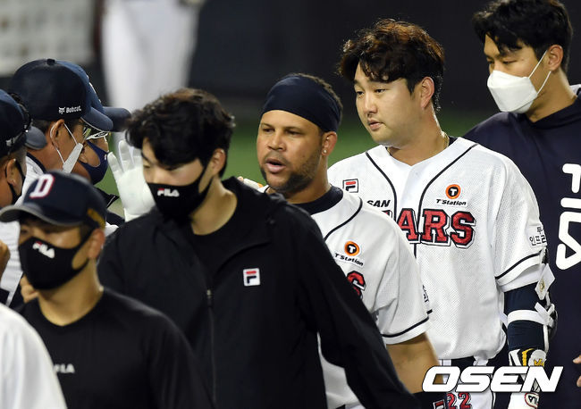 두산 베어스가 끝내기로 3연패를 탈출했다.두산은 22일 서울 잠실구장에서 열린 '2021 신한은행 SOL KBO리그’ 정규시즌 롯데 자이언츠와의 경기에서 연장 10회 접전 끝에 4-3으로 끝내기 승리를 거뒀다.경기 종료 후 두산 장승현이 김태형 감독의 환영을 받고 있다. /cej@osen.co.kr