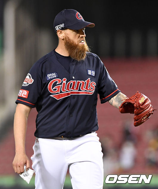 28일 오후 서울 잠실야구장에서 ‘2021 신한은행 SOL KBO리그’ LG 트윈스와 롯데 자이언츠의 경기가 열렸다. 6회말 LG 공격을 무실점으로 막아낸 롯데 선발 스트레일리가 더그아웃으로 향하고 있다. / dreamer@osen.co.kr