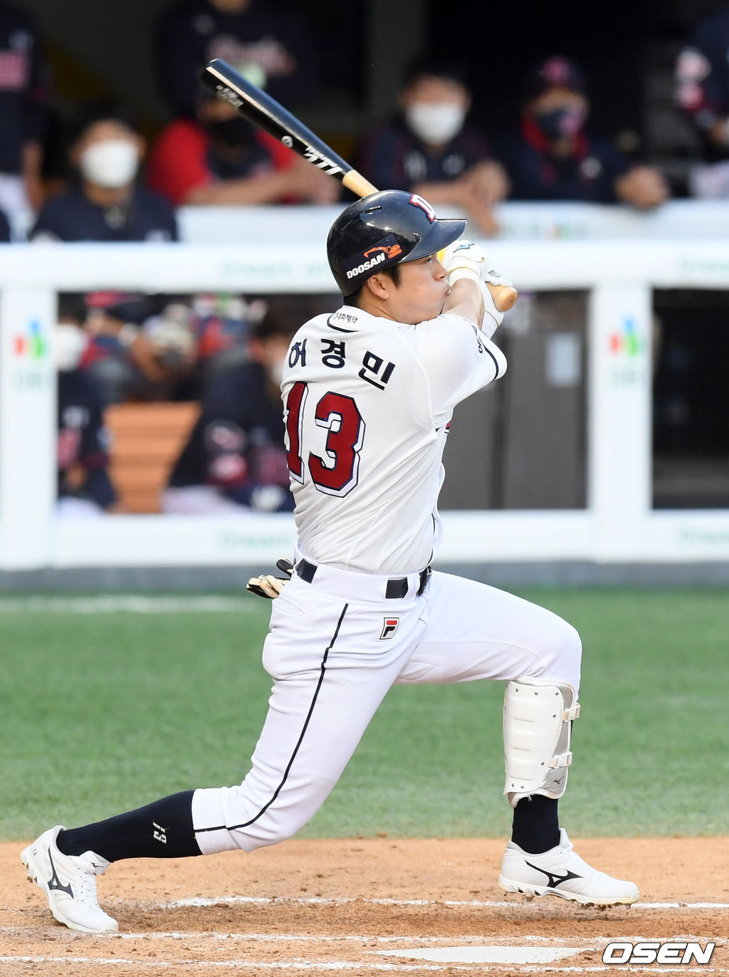 7회말 두산 선두타자 허경민이 중전 안타를 때려내고 있다/cej@osen.co.kr