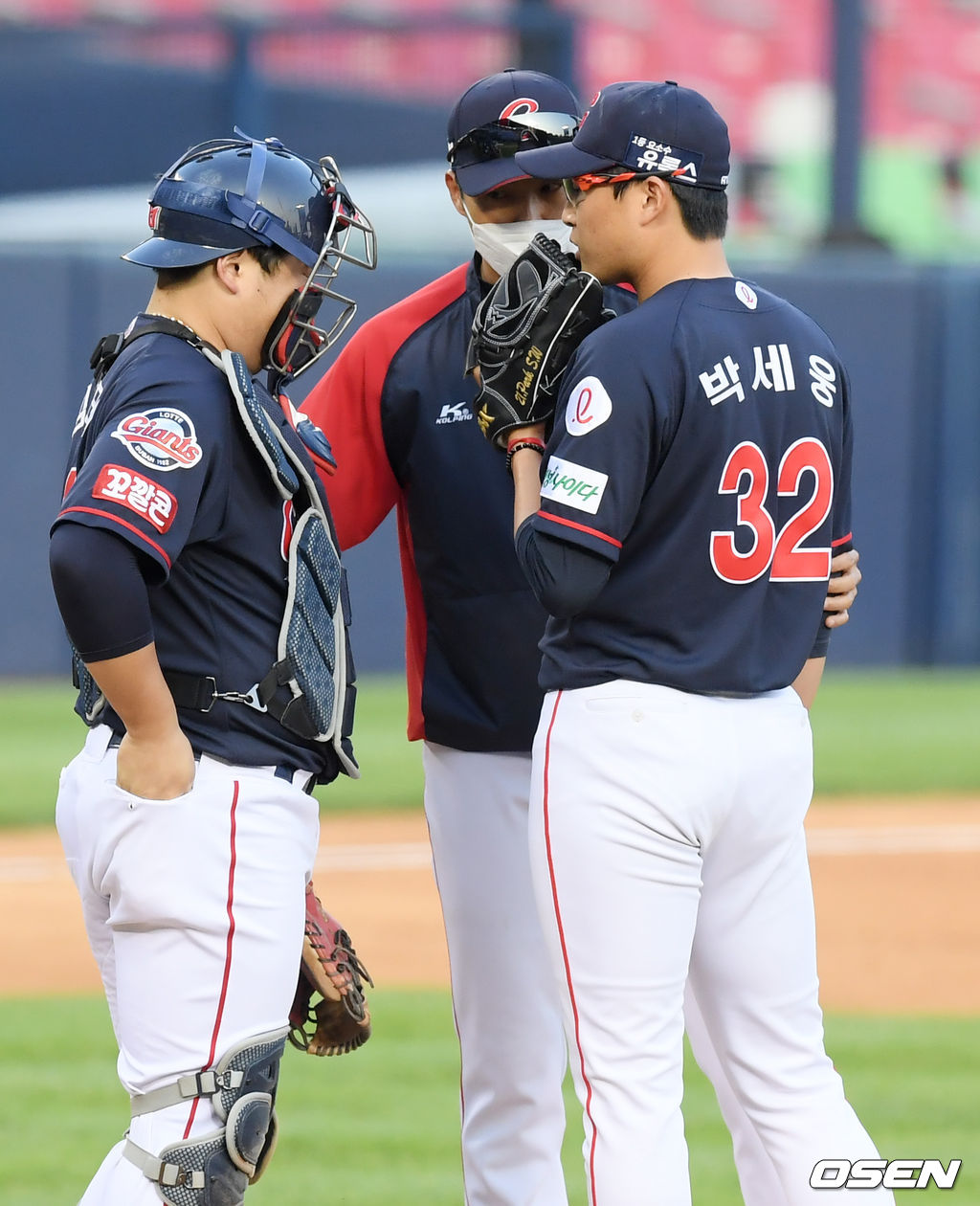 7회말 롯데 선발 박세웅이 두산 선두타자 허경민에게 중전 안타를 허용하자 코칭스태프가 마운드에 올라 다독이고 있다. /cej@osen.co.kr