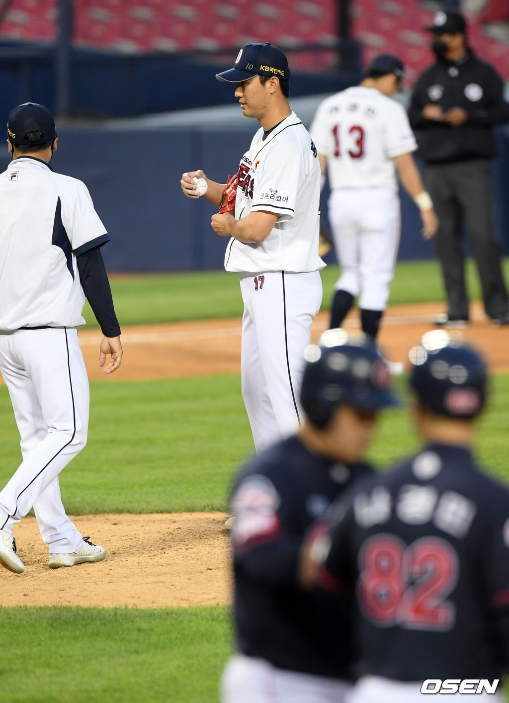 8회초 무사 1,3루 두산 홍건희가 롯데 김준태에게 볼넷을 허용하며 무사 만루 위기를 맞고 있다./cej@osen.co.kr