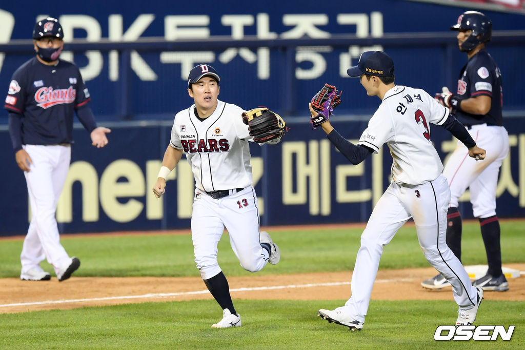 8회초 1사 만루 두산 3루수 허경민이 롯데 정훈의 병살타를 처리하며 이닝을 마친 뒤 안재석과 기뻐하고 있다. /cej@osen.co.kr