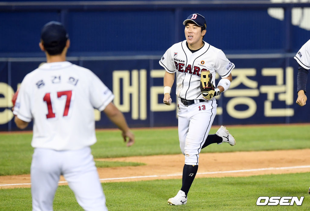 8회초 1사 만루 두산 3루수 허경민이 롯데 정훈의 병살타를 처리하며 이닝을 마친 뒤 기뻐하고 있다./cej@osen.co.kr