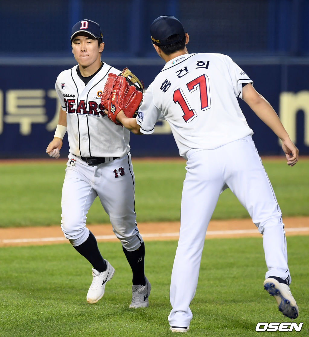 8회초 1사 만루 두산 3루수 허경민이 롯데 정훈의 병살타를 처리하며 이닝을 마친 뒤 투수 홍건희와 기뻐하고 있다./cej@osen.co.kr
