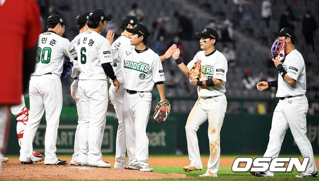 승리한 SSG 선수들이 인사를 나누고 있다. / dreamer@osen.co.kr