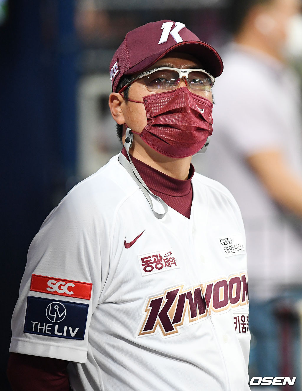 키움 홍원기 감독이 덕아웃에서 전광판을 바라보고 있다./rumi@osen.co.kr