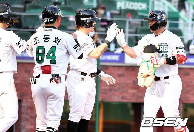 1회말 1사 1, 2루 상황 SSG 최정이 선제 좌중간 스리런포를 날리고 홈을 밟은 뒤 추신수를 비롯한 동료들과 하이파이브를 나누고 있다. / dreamer@osen.co.kr