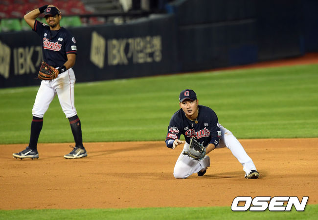 두산 베어스가 끝내기로 3연패를 탈출했다.두산은 22일 서울 잠실구장에서 열린 '2021 신한은행 SOL KBO리그’ 정규시즌 롯데 자이언츠와의 경기에서 연장 10회 접전 끝에 4-3으로 끝내기 승리를 거뒀다.연장 10회말 2사 1,3루 두산 장승현의 끝내기 안타 때 롯데 3루수 김민수가 타구를 포구한 후 던지지 못하고 있다. /cej@osen.co.kr