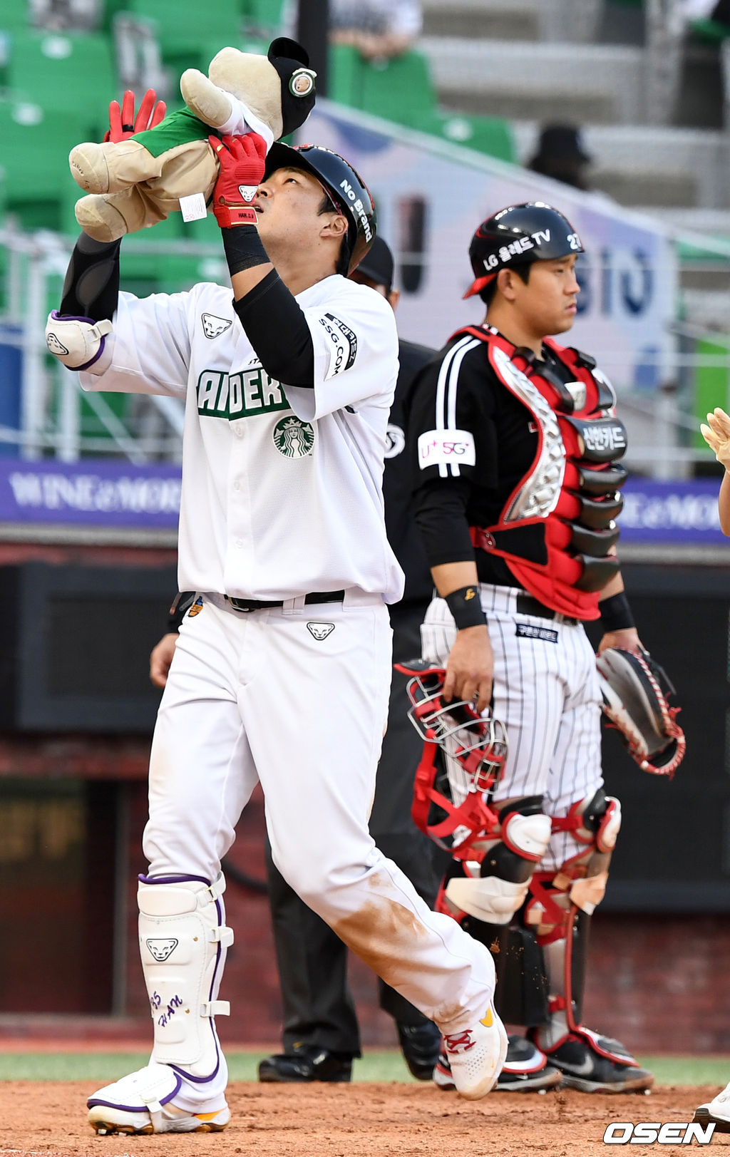 6회말 1사 주자없는 상황 SSG 한유섬이 달아나는 중월 솔로포를 날리고 홈을 밟으며 세리머니를 펼치고 있다. / dreamer@osen.co.kr