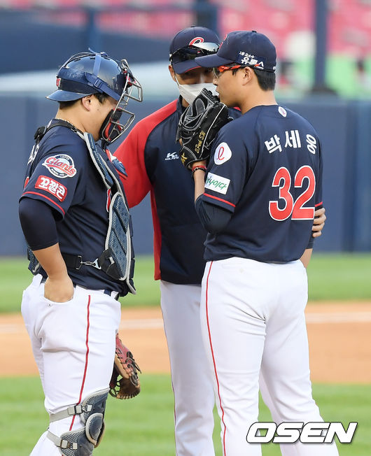 22일 오후 서울 잠실구장에서 2021 신한은행 SOL KBO리그 두산 베어스와 롯데 자이언츠의 경기가 열렸다.7회말 롯데 선발 박세웅이 두산 선두타자 허경민에게 중전 안타를 허용하자 코칭스태프가 마운드에 올라 다독이고 있다. /cej@osen.co.kr