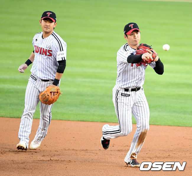 2회초 1사 1,2루에서 LG 오지환이 NC 강진성의 2루땅볼에 알테어를 포스아웃시키고 1루로 송구하고 있다. /jpnews@osen.co.kr