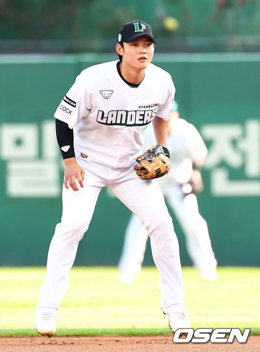 SSG 유니폼을 입고 첫 선발 출장한 9번타자 2루수 김찬형이 1회초 수비를 준비하고 있다. / dreamer@osen.co.kr