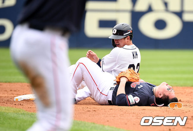 4회말 1사 1,2루에서 롯데 안치홍이 두산 박건우의 3루땅볼에 한동희의 악송구에 1루주자 김재환과 충돌하며 괴로워하고 있다. 안치홍은 부상으로 나승엽과 교체. /jpnews@osen.co.kr
