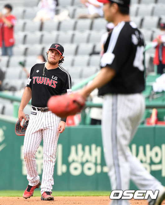 4회말 1사 주자없는 상황 SSG 최지훈의 2루타 때 타구를 잡으려다 팔뚝에 공을 맞은 LG 1루수 라모스가 아쉬워하고 있다. / dreamer@osen.co.kr