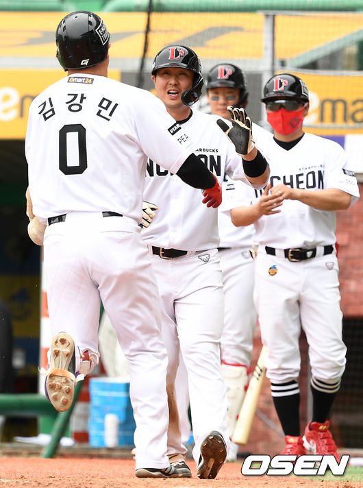 3회말 1사 1루 상황 SSG 김강민이 달아나는 좌중간 투런포를 날리고 홈을 밟으며 최정과 인사를 나누고 있다. / dreamer@osen.co.kr