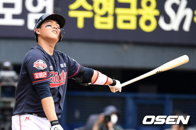 4회초 무사 1루에서 롯데 한동희가 삼진으로 물러나며 아쉬워하고 있다. /jpnews@osen.co.kr