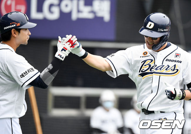 6회말 2사에서 두산 양석환이 좌월 솔로포를 날리고 강승호와 기뻐하고 있다. /jpnews@osen.co.kr