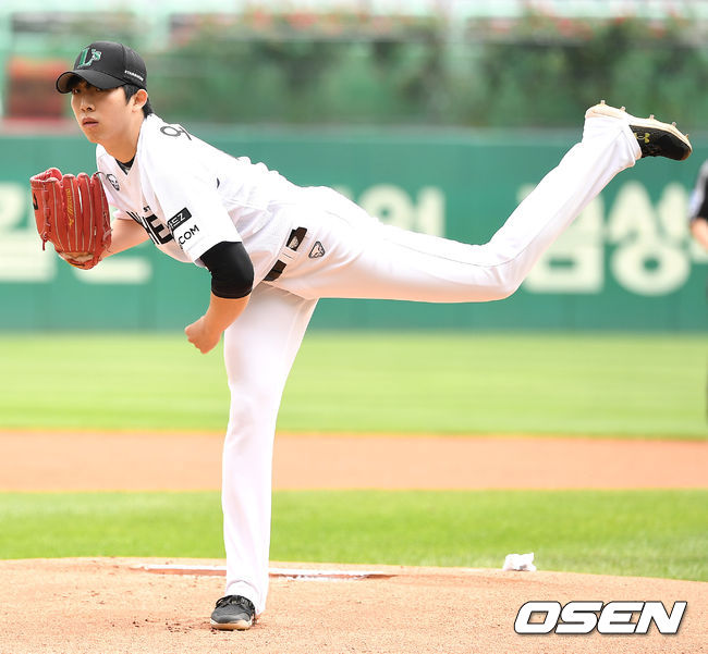 SSG 선발 오원석이 힘차게 공을 뿌리고 있다. / dreamer@osen.co.kr