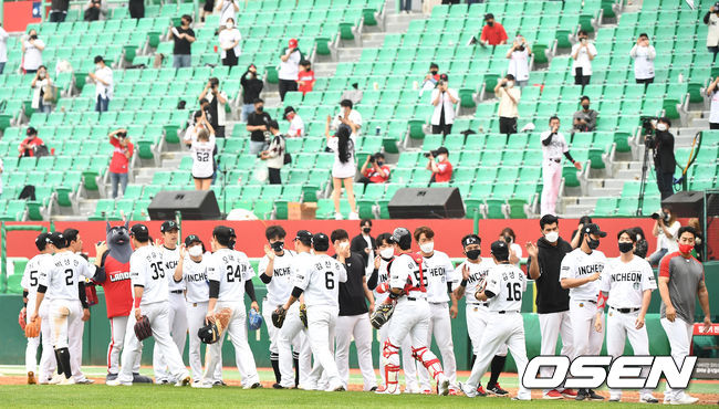 SSG 선수들이 승리 하이파이브를 나누고 있다. / dreamer@osen.co.kr