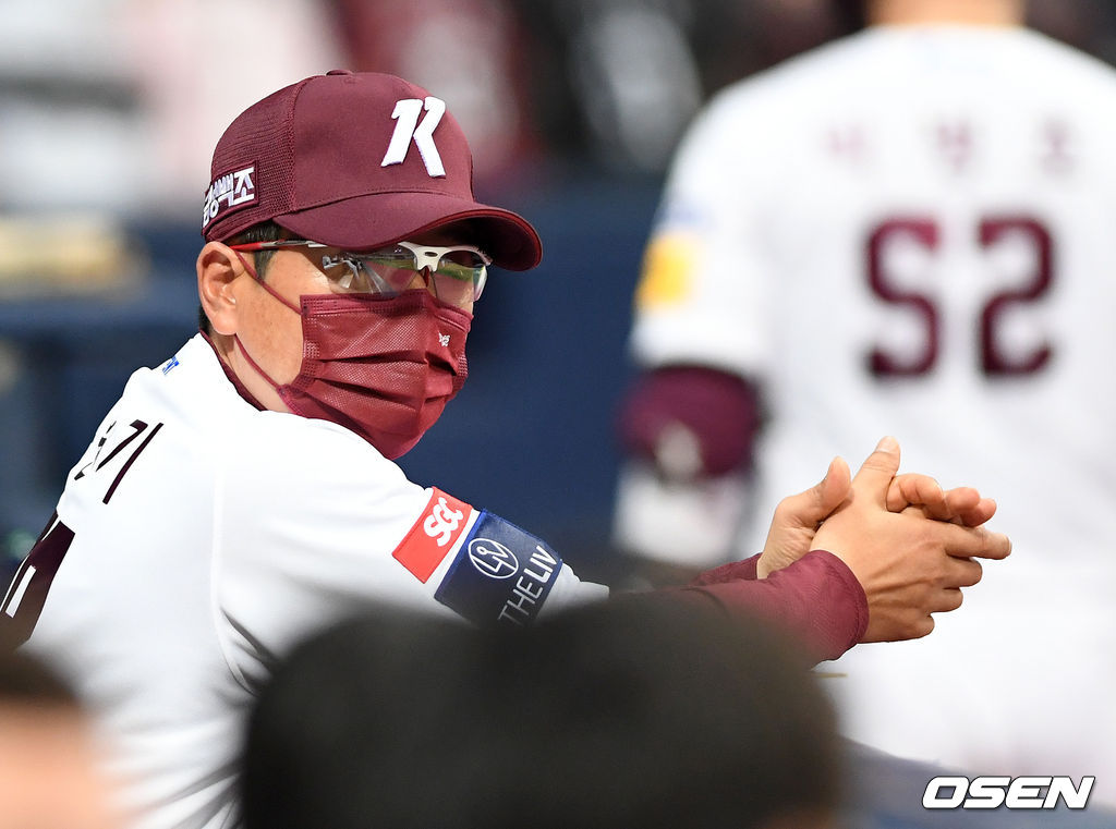 키움 홍원기 감독이 경기를 바라보고 있다. /sunday@osen.co.kr