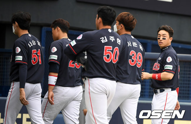 경기를 마치고 롯데 선수들이 패배를 아쉬워하고 있다. /jpnews@osen.co.kr