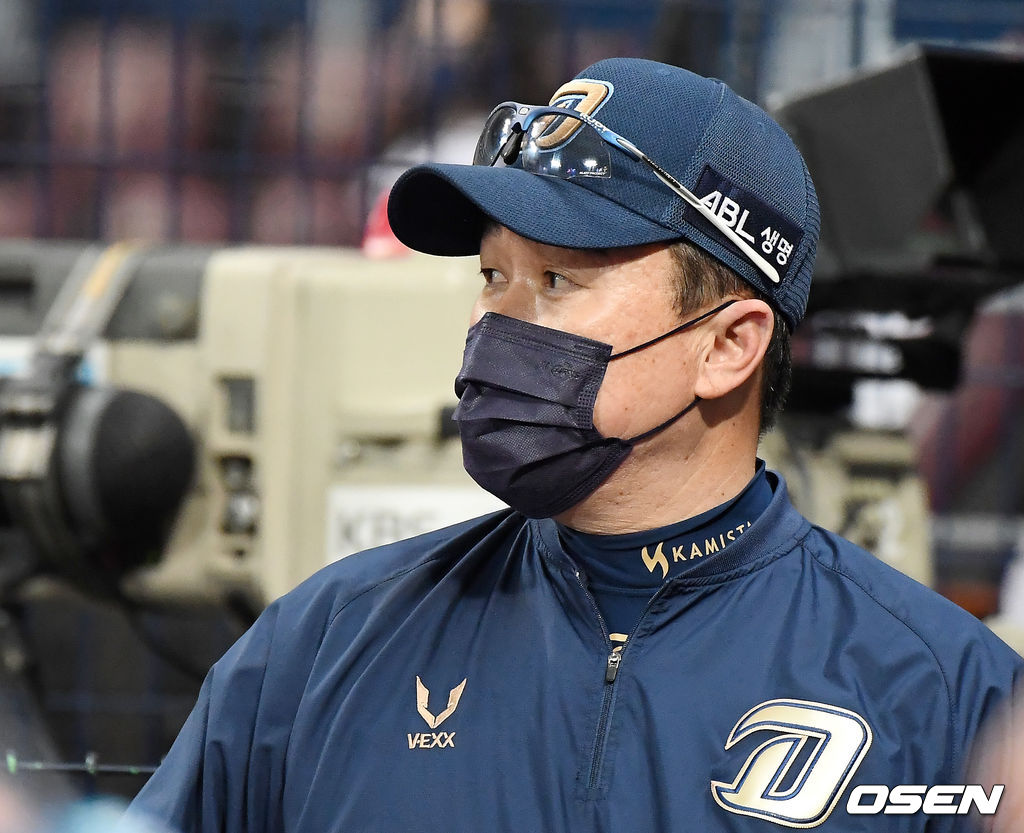 NC 이동욱 감독이 경기를 지켜보고 있다. /youngrae@osen.co.kr