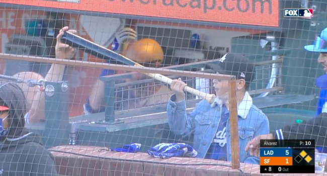 [사진] 어린이 팬에게 방망이를 선물하는 푸홀스 /MLB TV 캡처