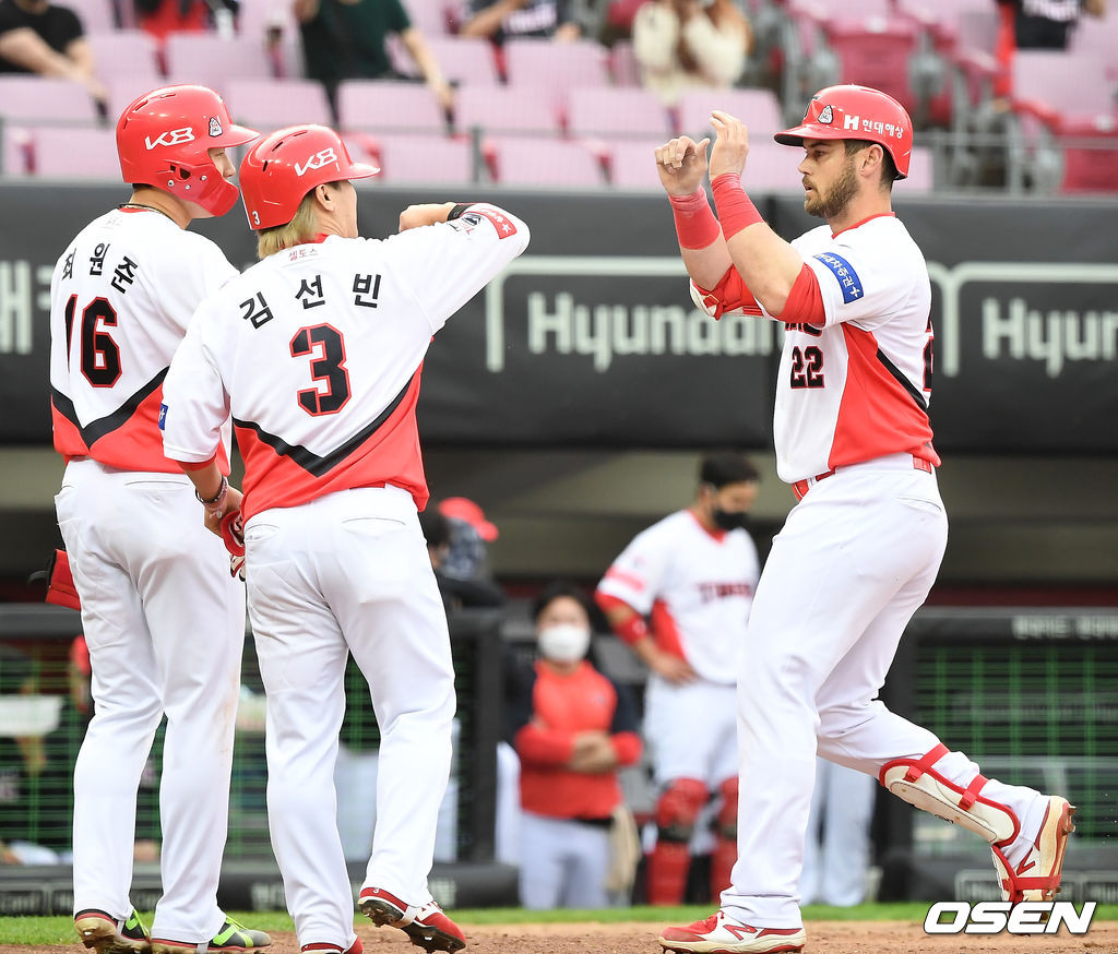 KIA 터커가 역전 스리런 홈런을 때린 뒤 최원준, 김선빈에게 축하를 받고 있다. /youngrae@osen.co.kr