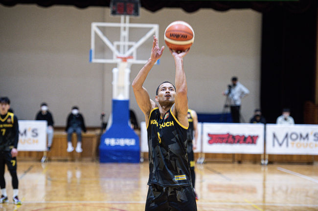 [사진] ‘새싹밟기2’ 여정을 보내고 있는 KBL(한국프로농구) 레전드들이 이번엔 울산 무룡고등학교를 찾았다. / H ENT 제공